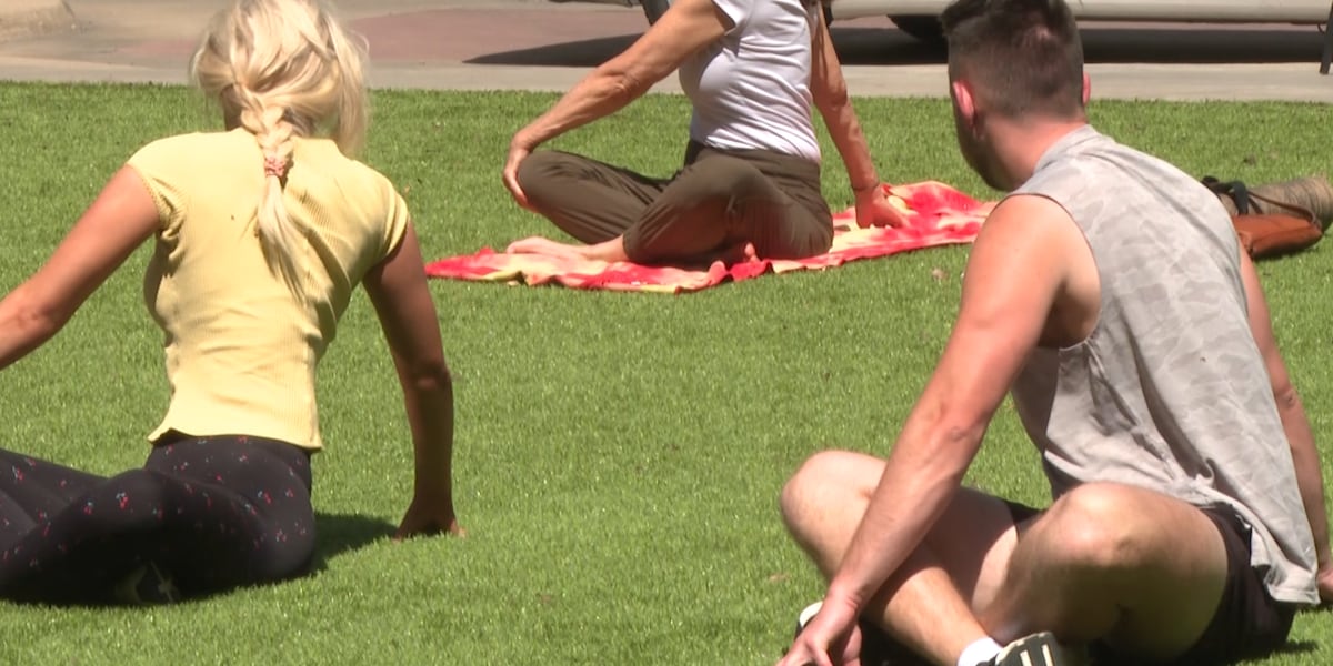 Pusat Kota Wichita Meluncurkan seri “Yoga di Taman”.