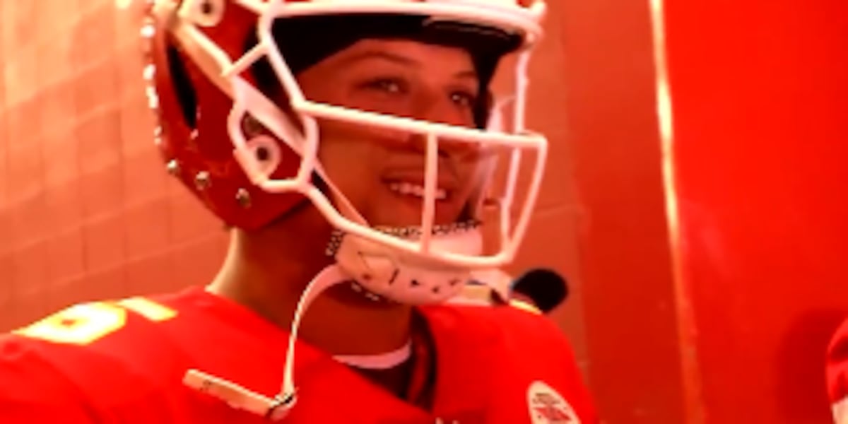 Mahomes, Chiefs agree to record-breaking contract extension