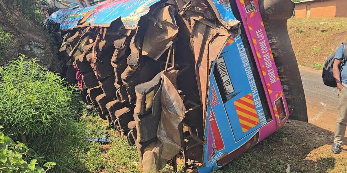 Mueren al menos 20 niños y un adulto en volcadura de autobús escolar en Uganda