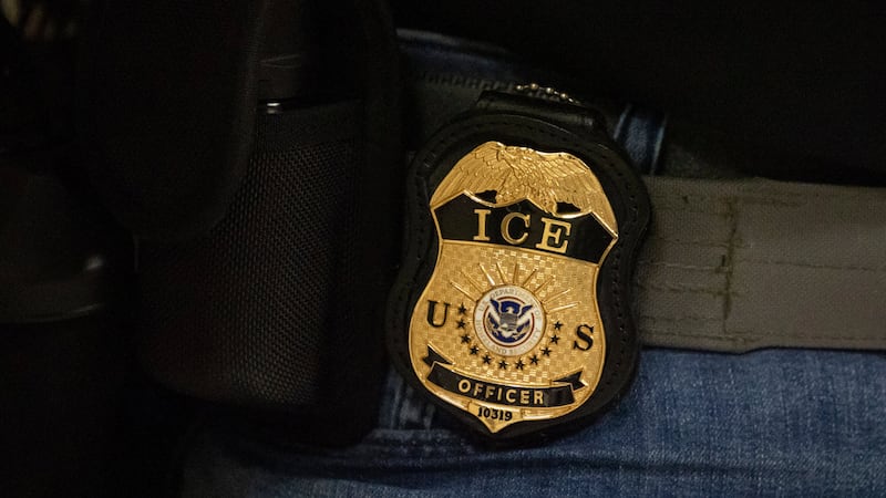 Una placa del Servicio de Inmigración y Control de Aduanas de Estados Unidos (ICE, por sus...